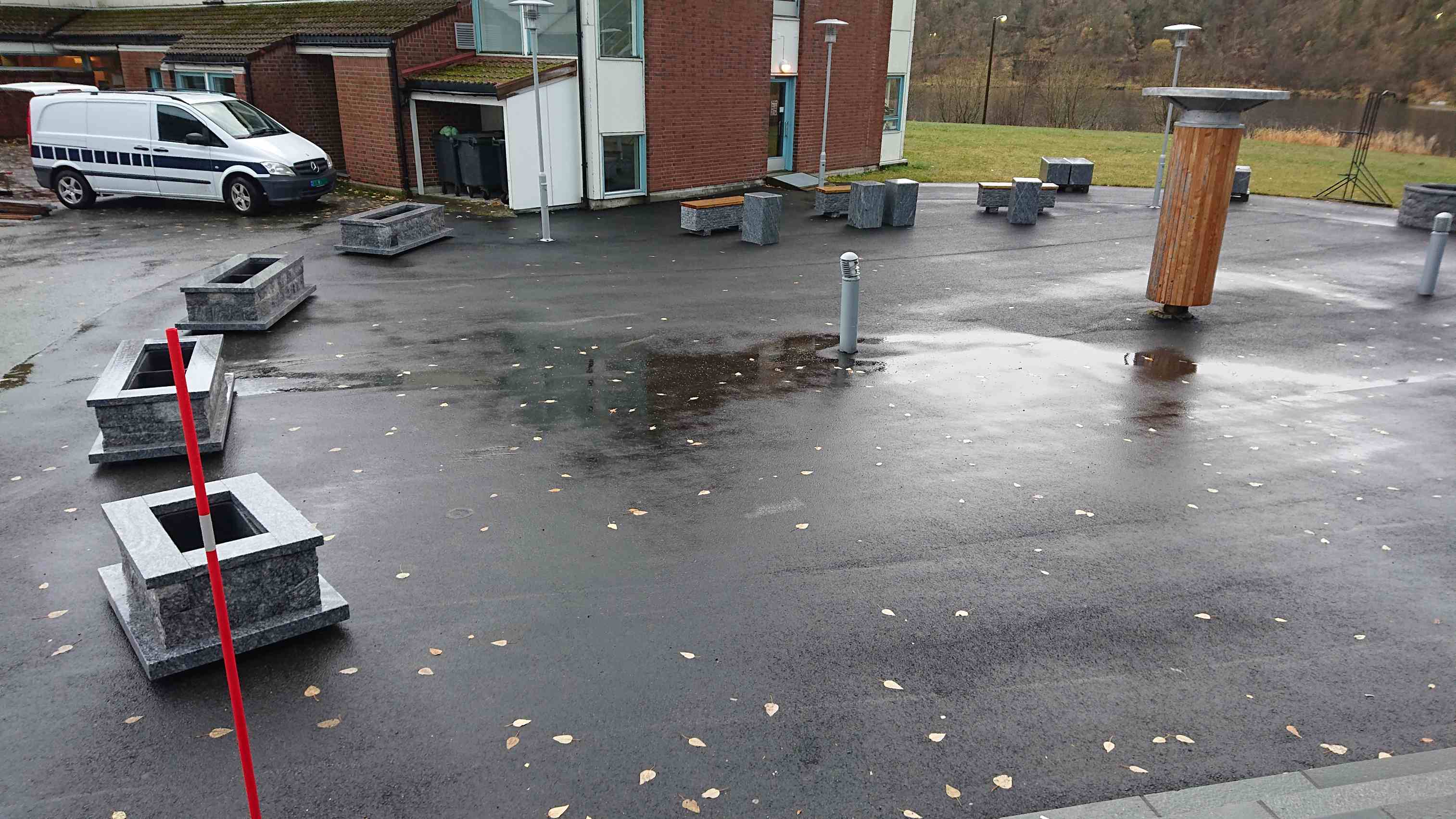 Glomfjort bord og benker i granitt